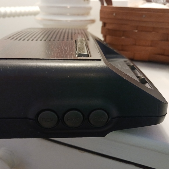 Vintage General Electric (GE) Clock Radio - Picture 4 of 8